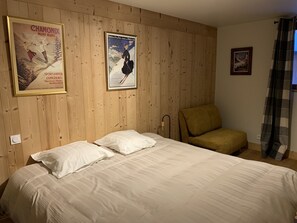 3 bedrooms, iron/ironing board, free WiFi, bed sheets