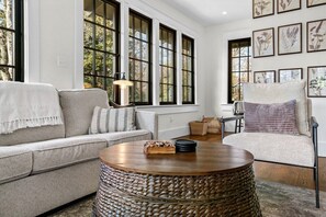 TV, fireplace, offices - Dickson Chateau - DT Fay - Huge Yard (Fayetteville)