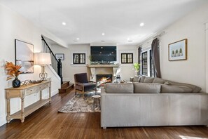 TV, fireplace, offices - Dickson Chateau - DT Fay - Huge Yard (Fayetteville)