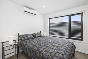 2 Schlafzimmer, Bügeleisen/Bügelbrett