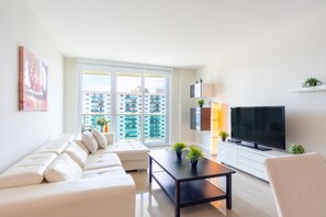 Fernseher, DVD-Player, Tischfußball, Tischtennisplatte