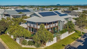 Un barrio residencial con casas modernas que tienen paneles solares en los tejados.