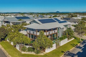 Un barrio residencial con casas modernas que tienen paneles solares en los tejados.