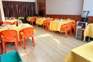 A dining area with tables set for meals, chairs, and a projector screen. - Forbes Hotel (Shenzhen Longhua Dalang Commercial Center) (Shenzhen)