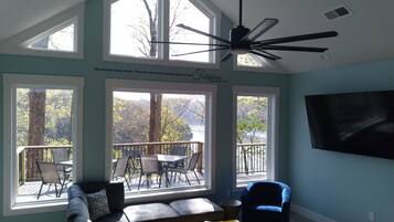 Una Smart TV, videojuegos, un futbolín