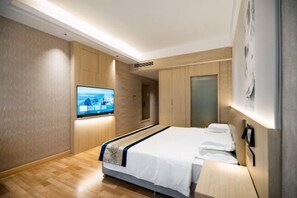 A modern hotel room with a bed, a television, and a wardrobe. - Vicco Quietly Enjoy Hotel (Mianyang)