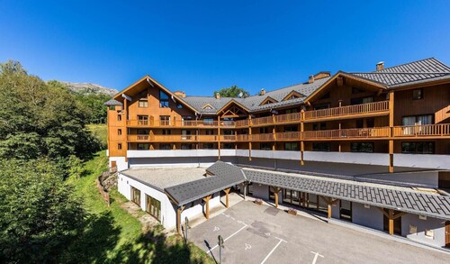 Wifi, pied des pistes de ski, remise en forme, piscine, terrasse, balcon, parking, télévision