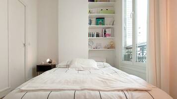 2 bedrooms, iron/ironing board, WiFi, bed sheets