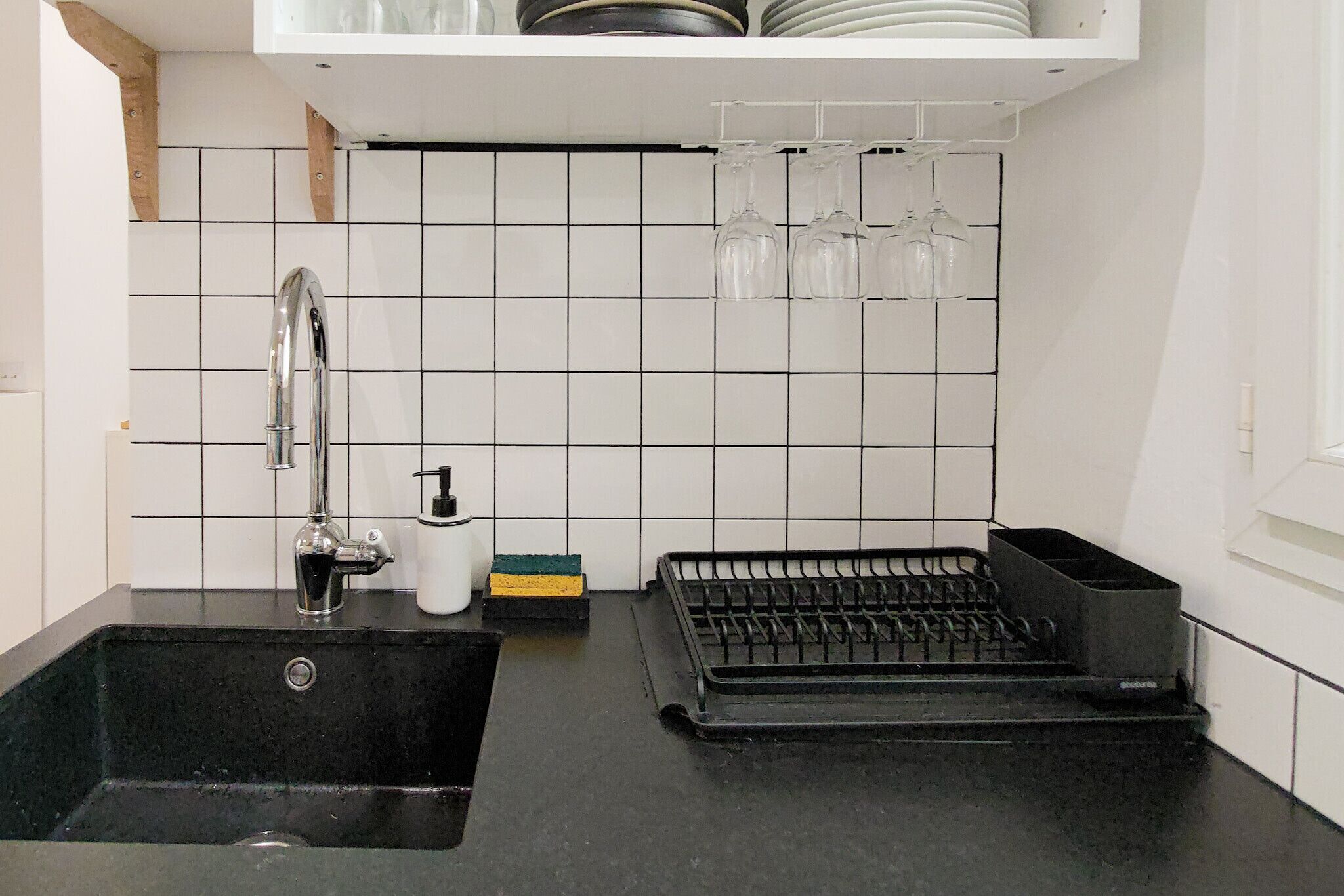 Een koelkast, een oven, een koffiezetapparaat/waterkoker