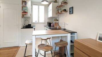 Een koelkast, een oven, een koffiezetapparaat/waterkoker