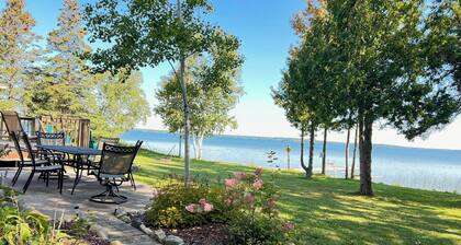 The Taylor Cottage: Most Breath-Taking View On The Lake