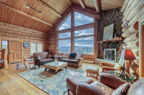 Bright Star Ranch-Beautiful, Spacious home with Hot Tub! Dog Friendly