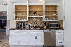 Fridge, microwave, oven, stovetop - @ Marbella Lane - Convenient Home in Sunnyvale (Sunnyvale)