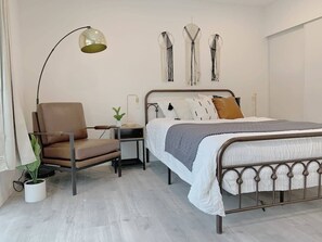 4 slaapkamers, een strijkplank/strijkijzer, gratis wifi, beddengoed