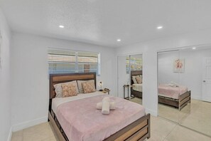 2 Schlafzimmer, hochwertige Bettwaren, Bügeleisen/Bügelbrett