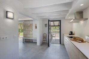 Fridge, microwave, oven, dishwasher - Renovated Villa with Pool and Garden, 900 mts from Pollensa Town (POLLENÇA)