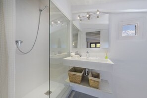 Dusche, Haartrockner, Handtücher, Toilettenpapier