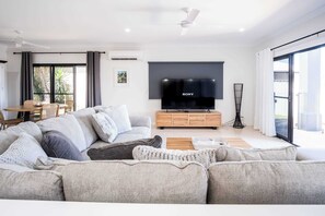 Una televisión, videojuegos, un futbolín, un reproductor estéreo