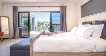 Parrearra Paradise On The Canal With Water Slide!