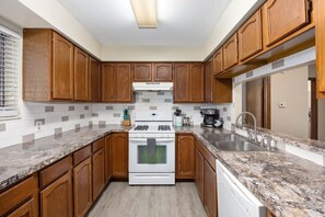 Fridge, microwave, oven, stovetop - Spacious double unit near shops (Rockford)