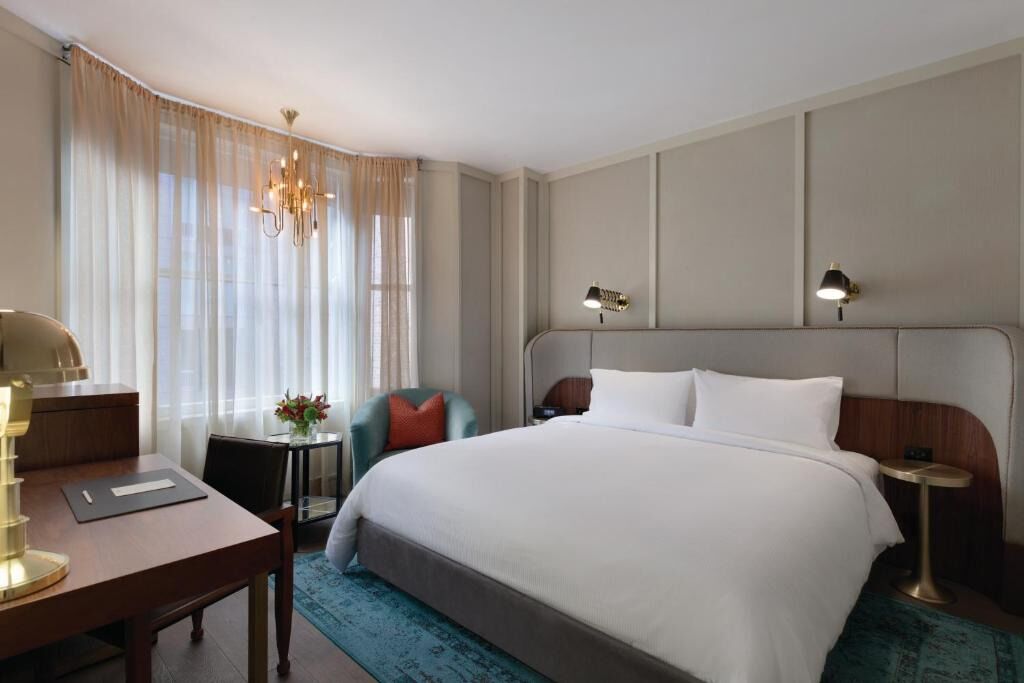 Deluxe 1 King Bed at The Evelyn, Minutes to 5th Ave Shopping!
