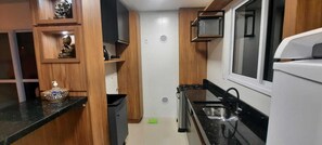 Refrigerador, microondas, parrilla de estufa y tetera eléctrica 