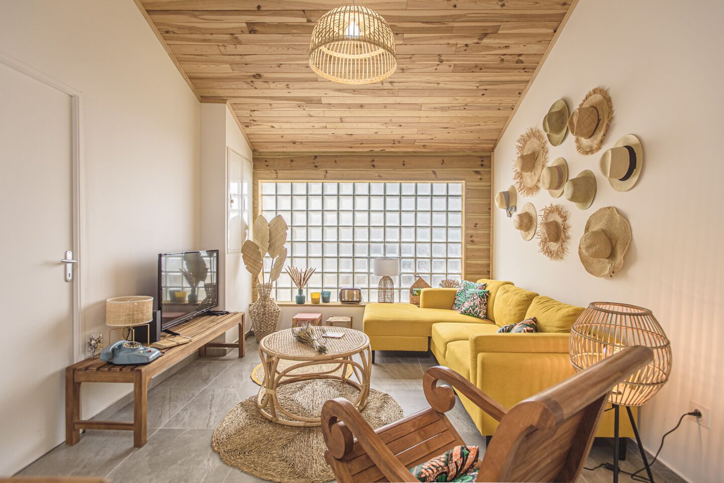 Smart TV, computer monitors