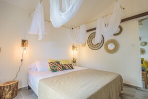 3 bedrooms, desk, iron/ironing board, travel crib