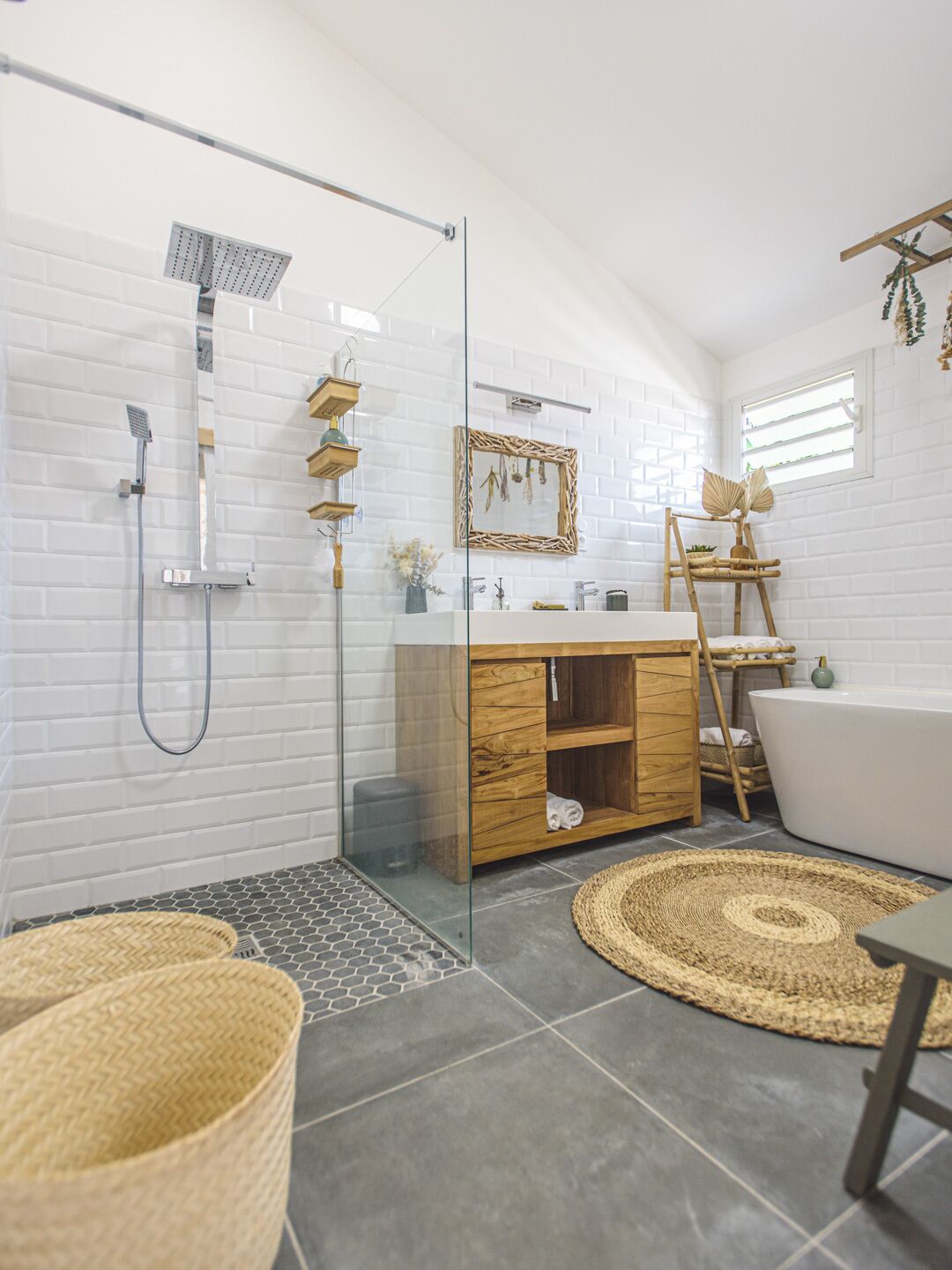 Bathtub, towels, toilet paper
