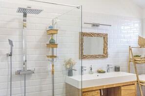 Tina, toallas, papel de baño 
