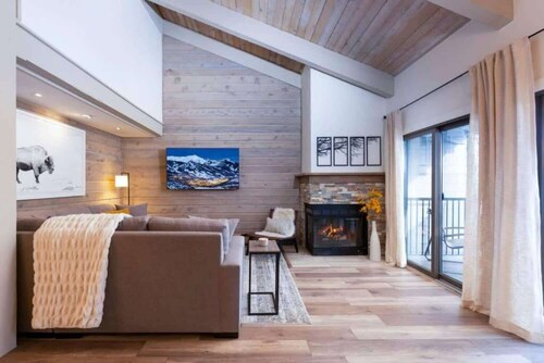 Updated 3 BR, 2 BA with Pool & Hot Tub - Stunning Mountain Views!