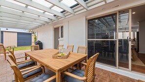 Outdoor dining - Ohana at the Bay, Anna Bay (Anna Bay)