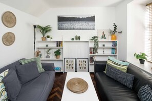 Apartment (2 Bedrooms) | Living area - Quirky & Cosy 2BD Mews Flat in Paddington (London)