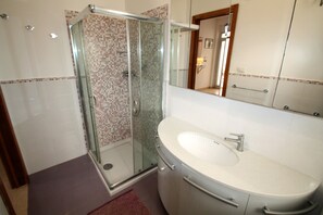 Dusche, Bidet, Handtücher, Toilettenpapier
