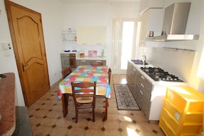 Fridge, oven, stovetop, coffee/tea maker