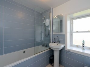 Cottage | Bathroom | Combined shower/tub, deep soaking tub, hair dryer, towels - Charming Cottage in North Berwick With Sea Views (North Berwick)