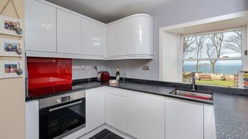 Cottage | Private kitchen | Fridge, microwave, oven, stovetop