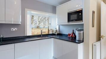 Cottage | Private kitchen | Fridge, microwave, oven, stovetop