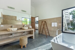Badewanne, Haartrockner, Handtücher, Seife