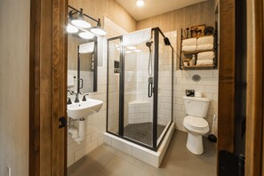 Badewanne, Haartrockner, Handtücher