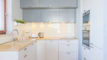 Standard-Apartment | Eigene Küche | Wasserkocher, Toaster, Kochgeschirr/Geschirr/Besteck, Esstisch