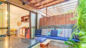 A modern kitchen with a granite countertop and wooden cabinetry. - IT29 Excelente ap 3 Quartos 50m da Praia (Camaçari)