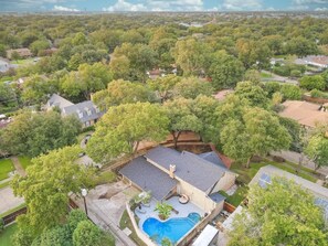 Exterior - Luxury 5BR Home w/ Pool, Cinema & Game Room (Dallas)