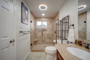 Bathtub, hair dryer, towels, shampoo - Luxury 5BR Home w/ Pool, Cinema & Game Room (Dallas)