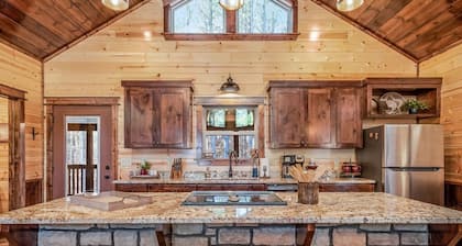Spacious luxury cabin w/hot tub