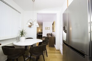 Appartement | Cuisine privée | Grand réfrigérateur, micro-ondes, four, lave-vaisselle
