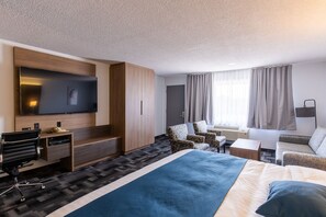 Superior Room 1 King Bed | Individually decorated, individually furnished, laptop workspace - Auberge l'Étape (Mont-Laurier)