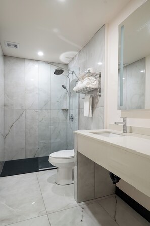 Ducha, artículos de tocador gratuitos, secador de pelo, toallas