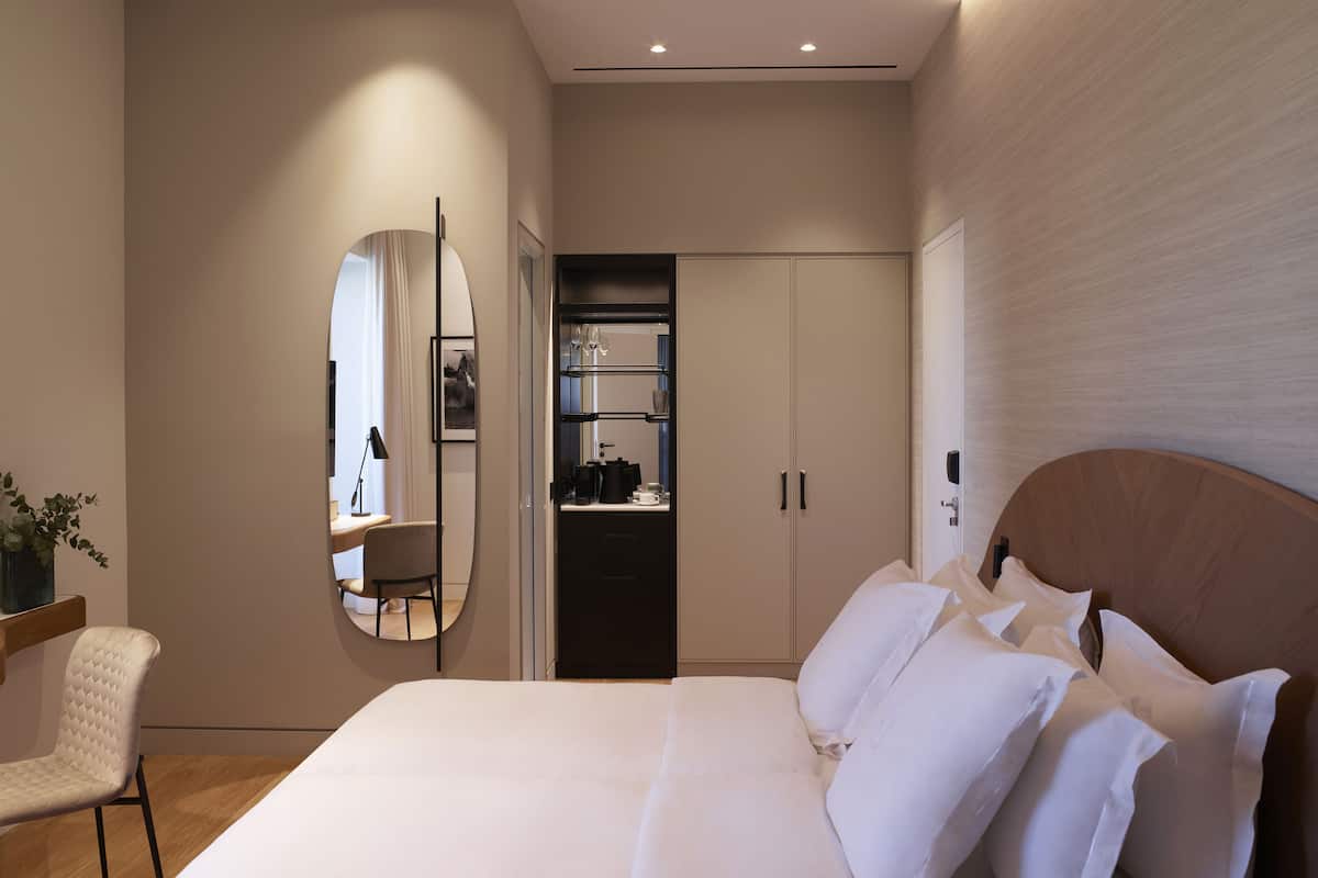 Milos Terrace Room | Luxe beddengoed, een minibar, een kluis op de kamer, een bureau