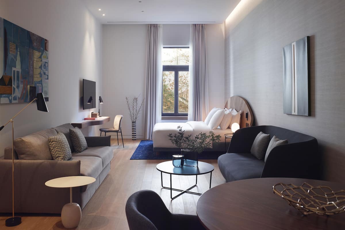 Executive Junior Suite | Luxe beddengoed, een minibar, een kluis op de kamer, een bureau